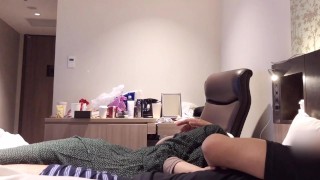 ピンク色のパンティを足に引っ掛けながらの２回連続イキを真上アングルから激写 〜女子大生のリアルな喘ぎ声と色白美肌の鳥肌を堪能する着衣セックス〜