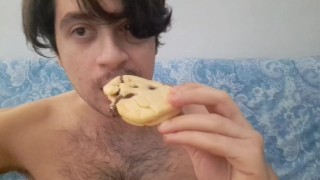 La gioia nel porno italiano twink masturba il biscotto di cioccolato
