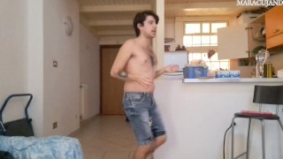 Twink in sospensorio prova i jeans valutando il grasso mentre si tocca il cazzo