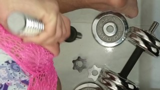 MASTURBACION CULO EN LENCERIA EN EL GYM, CASI ME PILLAN, SUMISA TRANS, PRIMER PLANO