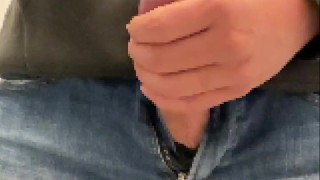 【毎日射精する3児の父】家族が寝ている早朝　寒いから着衣オナニー