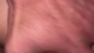 Amigo do meu marido me comendo gostoso de quatro com o dedo no meu cuzinho