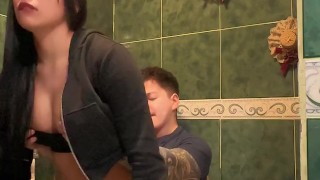 No aguante más y me folle a mi vecina COLOMBIANA en el baño