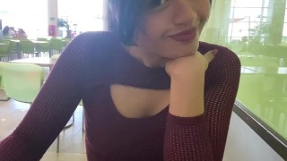 Jugamos con Lovense en el patio de comida