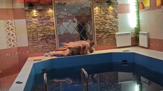 Трахаю блондинку в сауне