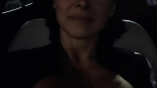 Enseñando las tetas en el carro