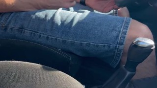 Je branle ma grosse bite en roulant dans la voiture et me fait doubler sur l’autoroute