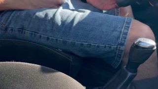 Je fait grandir ma grosse bite au volant pendant que des voitures me doublent sur l’autoroute