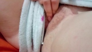 se soba fuerte su pequeño clitoris