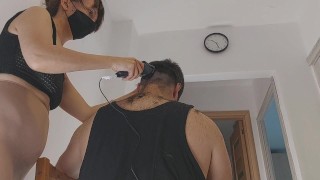 Die Brünette mit dem großen Arsch schneidet einen Mann ab. Latina haarige Muschi, großer Arsch