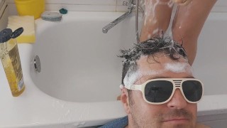 Sexy Frau wäscht den Mann. Amateurpaar mit haariger Muschi, großem Arsch und großen Titten