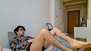 cazzo italiano masturba con i piedi il giocattolo erotico trovato in casa
