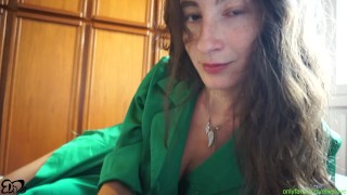 Close up of a chick riding in reverse cowgirl and loves to get cum on her feet👣