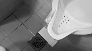 My mom gonna fuck me up because i piss everywhere in da house