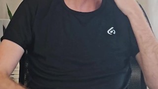 Macho tirando o leite no short do treino