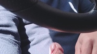 Sacándomela en el carro. Jugando antes de irme al entrenamiento.