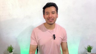 Joven dotado de 20cm pone a su compañero del trabajo a darle sexo oral por primera vez en su vida