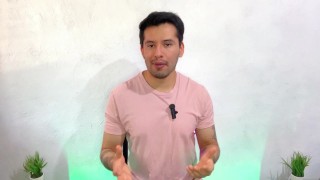 Joven dotado de 20cm pone a su compañero del trabajo a darle sexo oral por primera vez en su vida