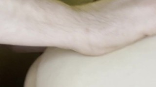 Je dois me retenir de crier lors d’une levrette à l’hôtel