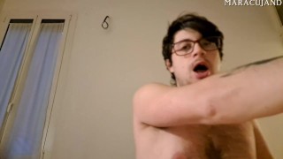 gusta i miei duri capezzoli mentre spalmo lo yogurt italiano e ti faccio una spagnola