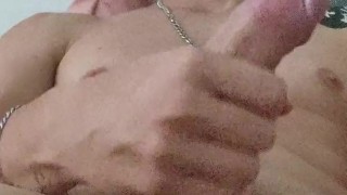 Homem mascarado assistindo porno batendo punheta solo no halloween