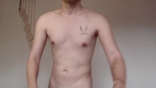 Femboy gay se queda solo en casa y se pone a jugar con su culo y un dildo de 24 centímetros