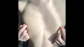 乳首をくるくるいじってイっちゃう変態