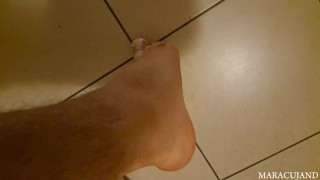 offese volgari ai feticisti segaioli dei piedi puzzolenti, eccitati con i miei insulti!