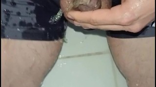 pissing desesperado en ropa interior,como una puta sucia