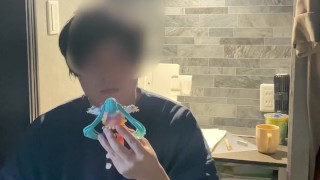 可愛いフィギュアをベロベロ舐めて精子をかけるオナニー