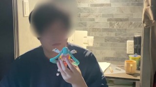 可愛いフィギュアをベロベロ舐めて精子をかけるオナニー