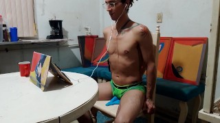 Un cibernauta se consuela con los juguetes sexuales en su interior: Raba Erre