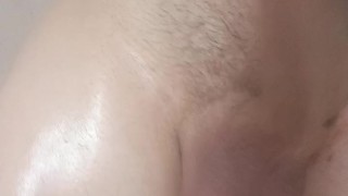 Mi cuerpo lleno de aceite y mi pene bien duro