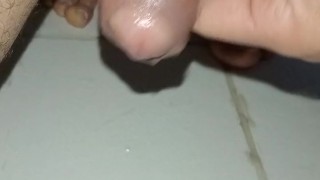 golden shower largo y placentero, pene grande y venozo, sumiso, primer plano