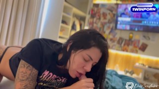 Chamei essa putinha gostosa pra ver um filme e ela acabou sentando e chupando gostoso meu pau