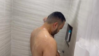 Mi compañero habitación se ducha y me folla a pelo