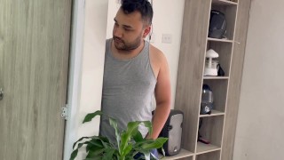 Mi hermanastro me en la ducha y me come el culo a pelo