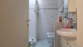 filmarsi nudi mentre si piscia sui propri indumenti sporchi e strizzarli in mano