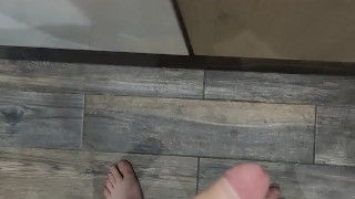 au airbnb bien en forme, on voit mon énorme chibre engorgé à travers mon short 🥵😏😈