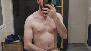 au airbnb bien en forme, on voit mon énorme chibre engorgé à travers mon short 🥵😏😈