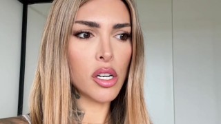 JOI ITALIANO - La stepmom Tami Tsunami lo fa sborrare in videochiamata nei bagni della scuola