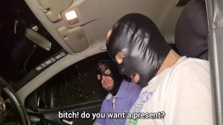 Puta, deita no banco de trás do carro,com a cabeça fora da porta, eu vou meter a esporra na tua boca