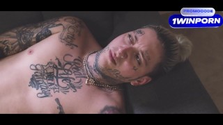 CHICA DESCUBRE A SU HERMANASTRO MASTURBÁNDOSE VIENDO SUS VIDEOS Y LE ENTREGA SU COÑO