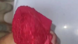 Mi hermanastra dejo sus tangas sucias después de bañarse