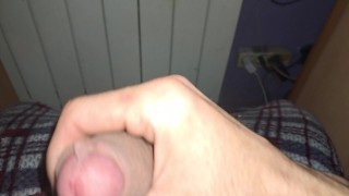 Me pongo cachondo mientras me grabo y juego con mi polla