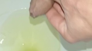 pissing desesperado en ropa interior,como una puta sucia