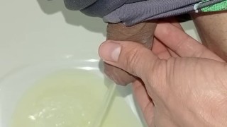 pissing desesperado en ropa interior,como una puta sucia