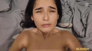 Le hago una mamada garganta profunda a mi rommate de bienvenida, Termina llenándome el coño de leche