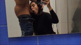 Corre perra, mi amiga es una puta me hace mamada en baño publico y nos descubren mientras follamos