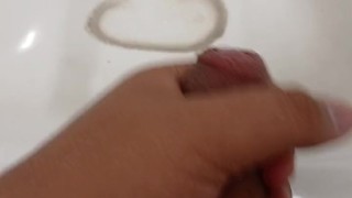 Chico de 18 años con pene de 10cm se masturba en el baño